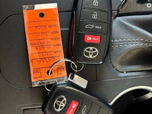 Used 2024 Toyota Highlander LE FWD image 13