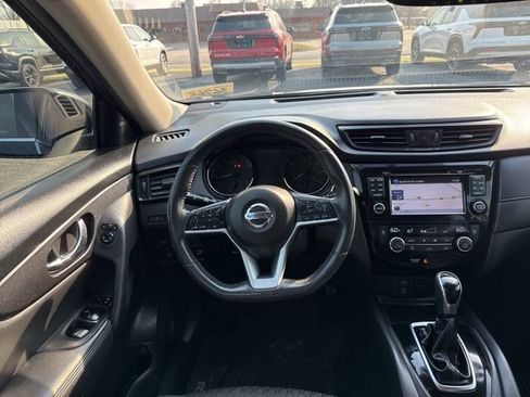 Used 2017 Nissan Rogue SV w/ SV Premium Package image 19