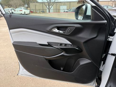 Used 2025 Chevrolet Trax LT image 18