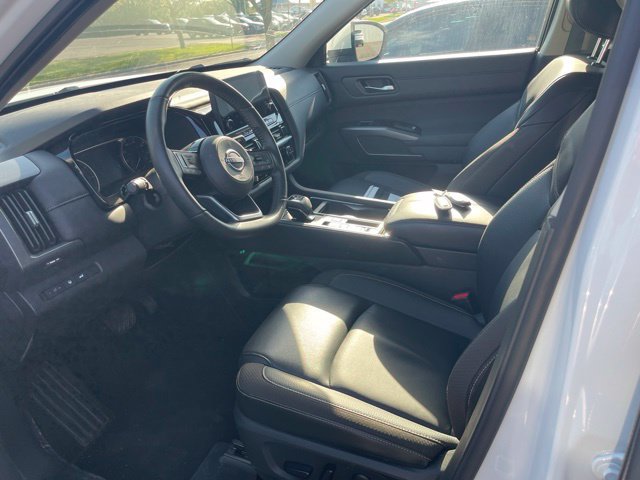 Used 2025 Nissan Pathfinder SL FWD image 10