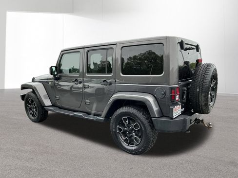 Used 2018 Jeep Wrangler Unlimited Sahara AWD/4WD image 5