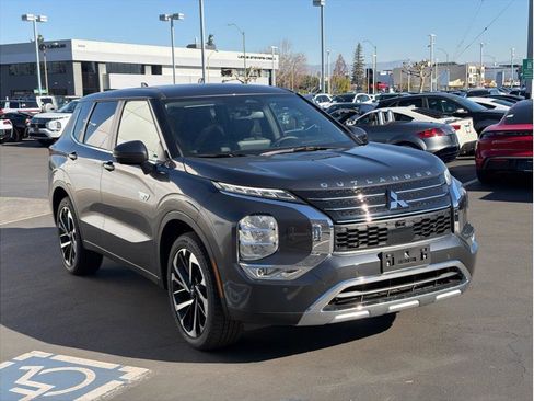 Used 2025 Mitsubishi Outlander SE image 3