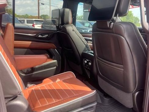 Used 2024 GMC Yukon XL Denali Ultimate AWD/4WD image 9