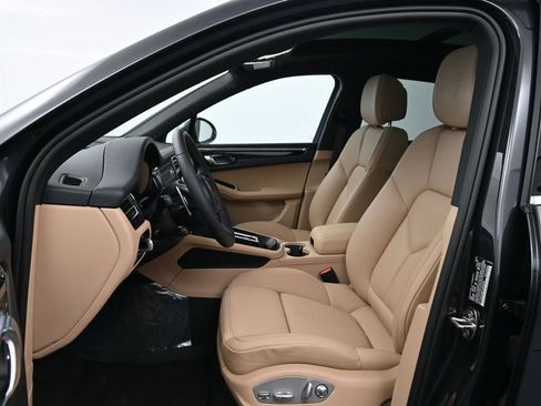 Certified 2026 Porsche Macan AWD/4WD image 5