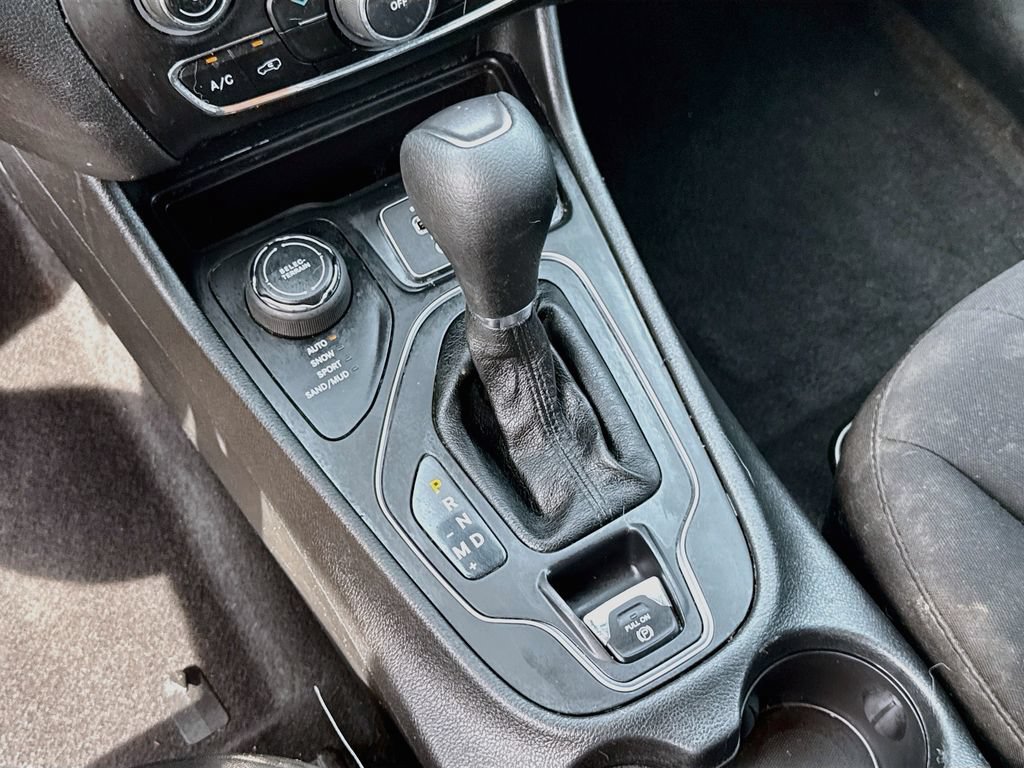 Used 2021 Jeep Cherokee Latitude AWD/4WD image 17