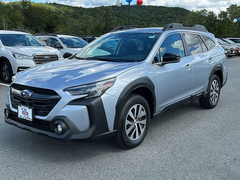 Used 2025 Subaru Outback Premium image 3