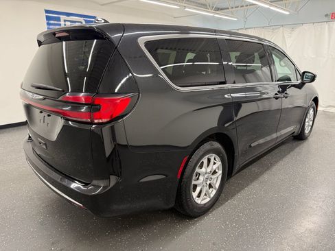 Used 2023 Chrysler Pacifica Touring-L FWD image 2