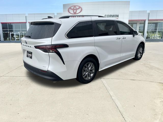 Used 2025 Toyota Sienna XLE FWD image 5