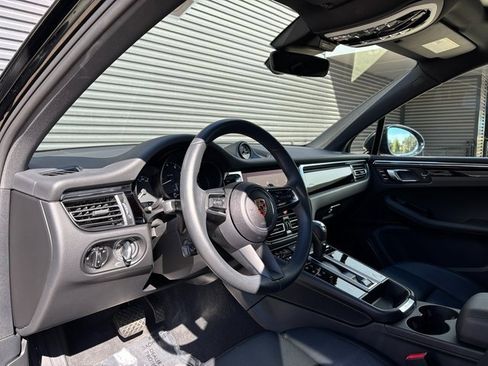 Certified 2025 Porsche Macan image 4