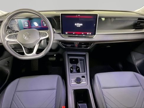 Used 2025 Volkswagen Tiguan SE AWD/4WD image 14