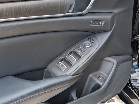 Used 2018 Honda Accord Touring image 16