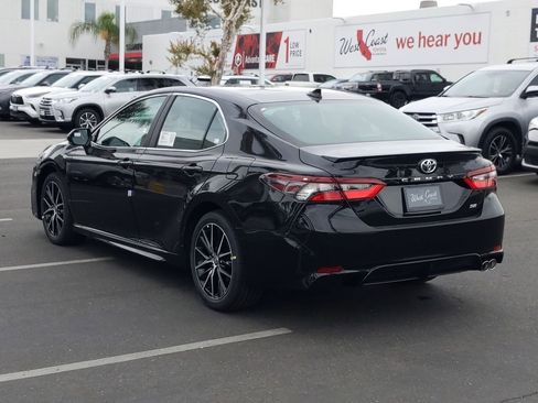 Used 2023 Toyota Camry SE image 6