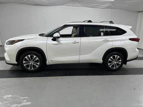Used 2021 Toyota Highlander XLE AWD/4WD image 6