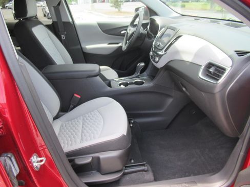 Used 2020 Chevrolet Equinox LT w/ LPO, Floor Liner Package FWD image 10