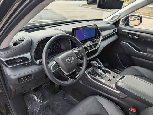 Used 2024 Toyota Highlander Platinum image 19