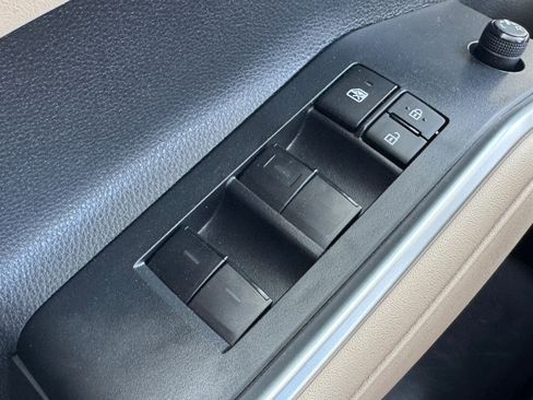 Used 2024 Toyota Highlander XLE image 24