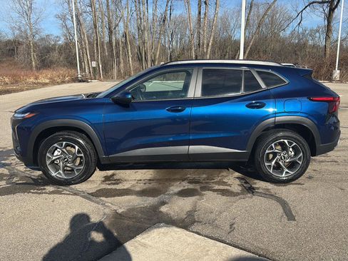 Used 2024 Chevrolet Trax LT w/ LT Convenience Package image 2