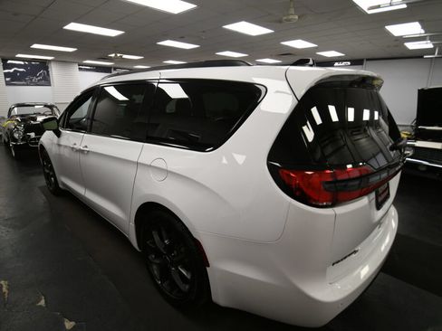 Used 2025 Chrysler Pacifica Limited FWD image 5