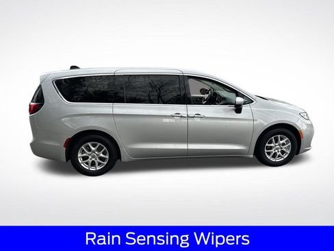 Used 2023 Chrysler Pacifica Touring-L FWD image 11