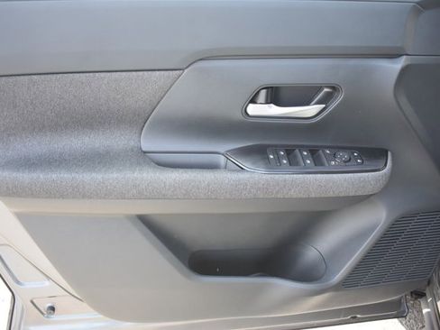 Used 2025 Nissan Kicks SV image 11