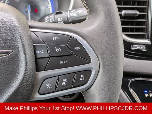 Certified 2025 Chrysler Pacifica Select FWD image 25