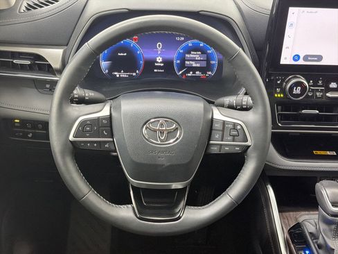 Used 2024 Toyota Highlander Limited image 17