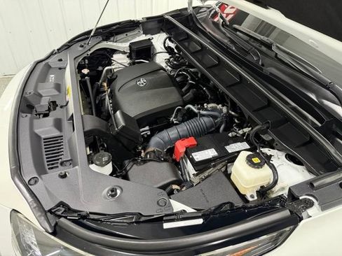 Used 2022 Toyota Highlander XLE AWD/4WD image 30