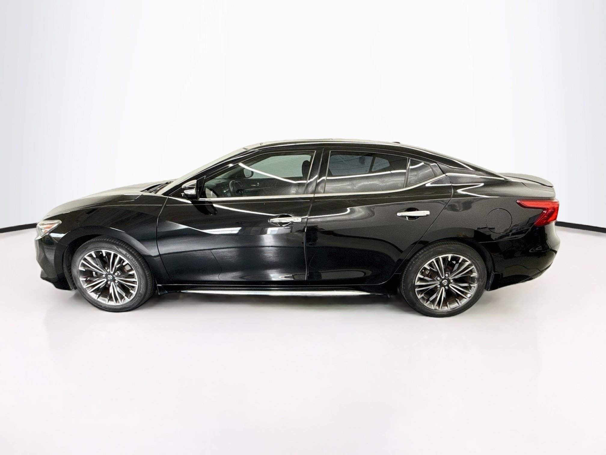 Used 2017 Nissan Maxima Platinum w/ Medallion Package FWD image 4