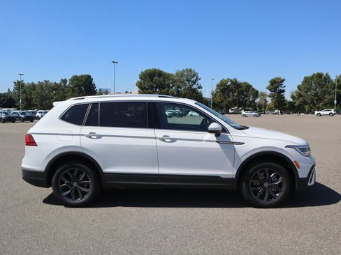 New 2024 Volkswagen Tiguan SE w/ Panoramic Sunroof Package image 6