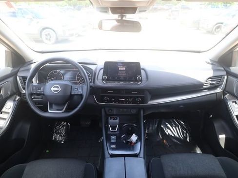Used 2025 Nissan Rogue SV FWD image 13
