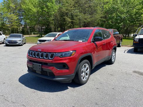 Used 2025 Jeep Compass Latitude AWD/4WD image 2