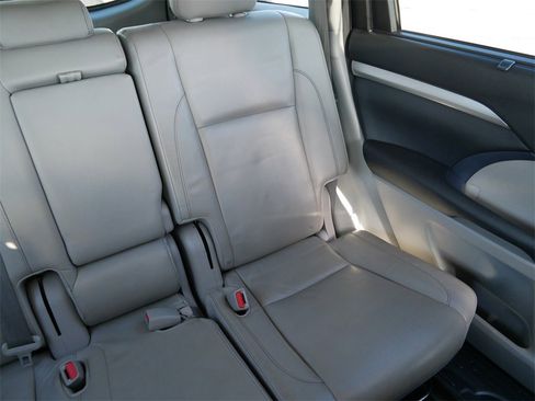 Used 2015 Toyota Highlander XLE image 19