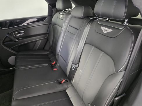 Used 2019 Bentley Bentayga image 17