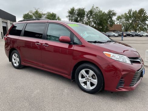 Used 2020 Toyota Sienna LE w/ LE Preferred Package FWD image 10