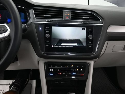 Used 2023 Volkswagen Tiguan SE w/ Panoramic Sunroof Package FWD image 15