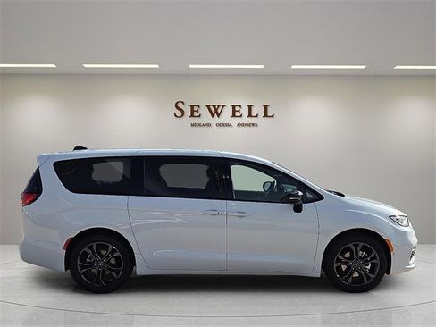 New 2026 Chrysler Pacifica Select image 5