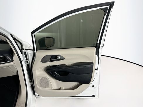 Used 2022 Chrysler Pacifica Touring-L image 33