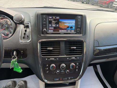 Used 2016 Dodge Grand Caravan SXT w/ Rear Park Assist Package FWD image 17