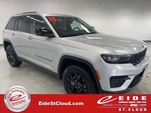 Used 2025 Jeep Grand Cherokee Altitude AWD/4WD image 1