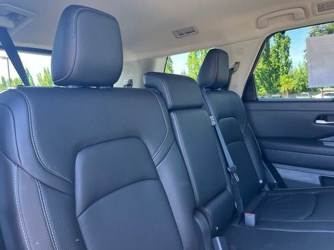 Used 2025 Nissan Pathfinder SL AWD/4WD image 18