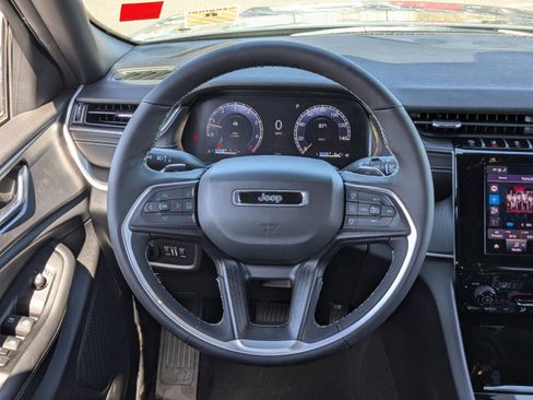 Used 2025 Jeep Grand Cherokee Laredo X w/ Luxury Tech Group I image 21