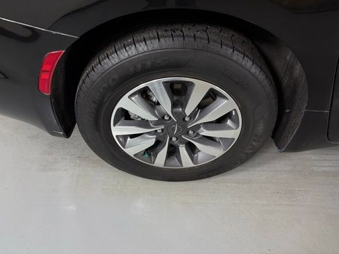 Used 2023 Chrysler Pacifica Limited image 11