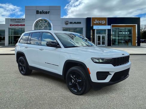 Used 2025 Jeep Grand Cherokee Altitude image 1
