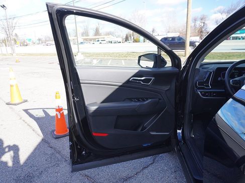 Used 2025 Kia Sportage EX image 23