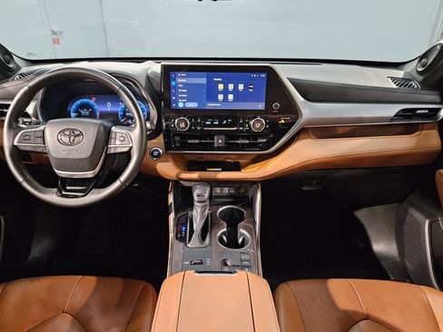 Used 2023 Toyota Highlander Platinum FWD image 10
