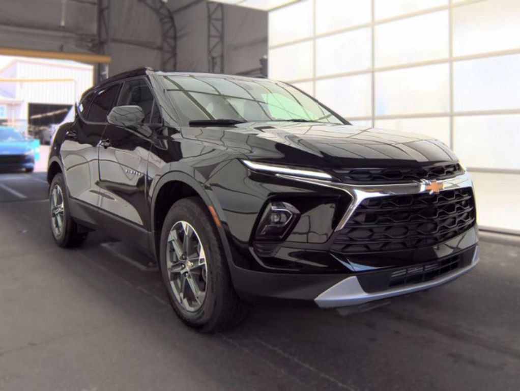 Used 2024 Chevrolet Blazer LT w/ Convenience Package FWD image 4