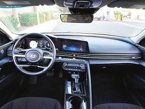 Certified 2025 Hyundai Elantra SEL image 17