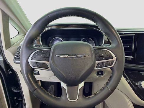 Used 2023 Chrysler Pacifica Limited image 14