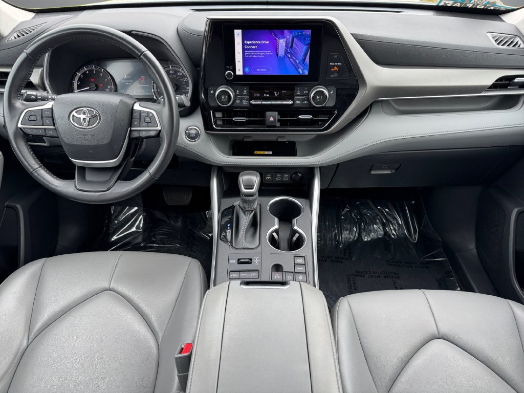 Used 2023 Toyota Highlander XLE AWD/4WD image 12
