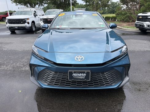 Used 2025 Toyota Camry SE FWD image 3
